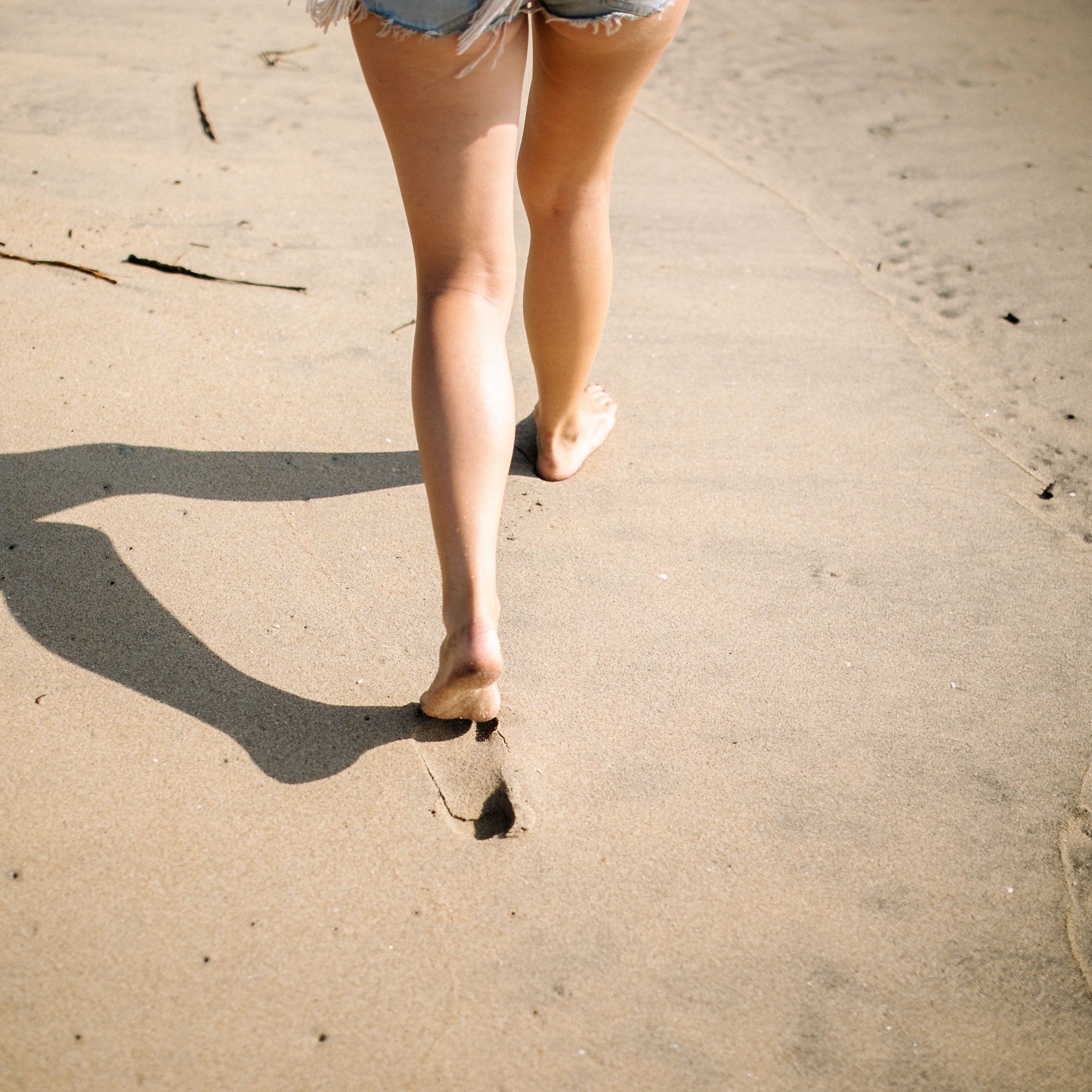 Pernas de uma mulher adulta caminhando com leveza