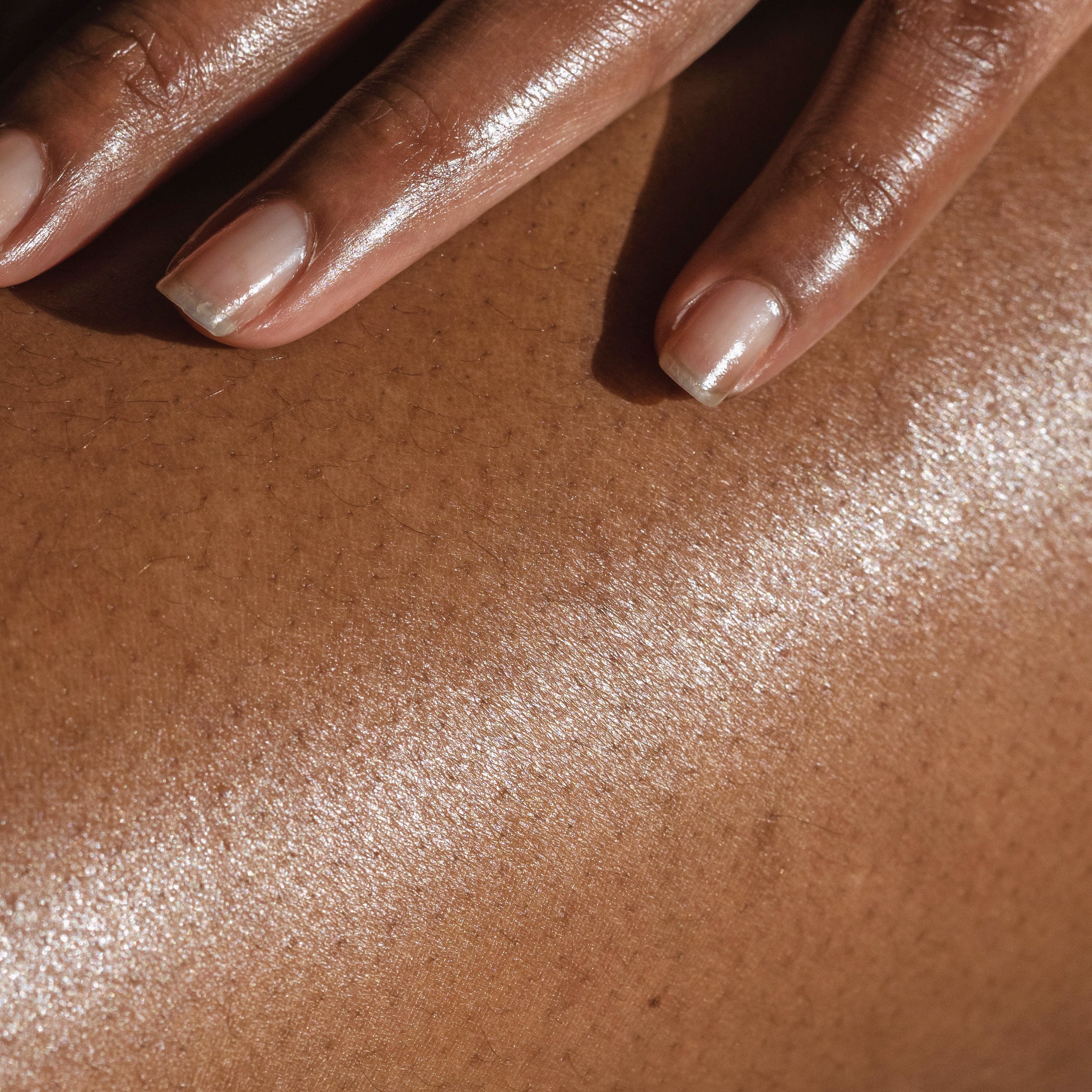 Pele macia e hidratada nas pernas de uma mulher adulta